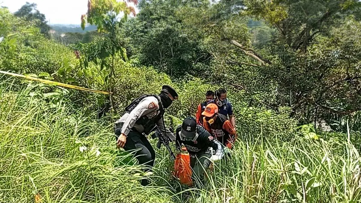Petugas kepolisian melakukan olah TKP setelah penemuan jenazah lansia di perkebunan Tanah Merah Samarinda Utara.