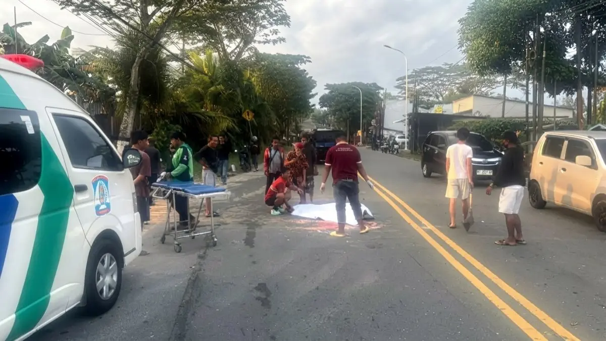 Petugas Satlantas melakukan olah TKP kecelakaan mobil dan motor di Jalan Soekarno-Hatta Km 10 Balikpapan.