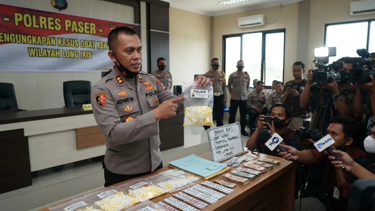 Polisi menunjukkan barang bukti ratusan butir obat keras hasil pengungkapan kasus di Long Ikis, Kabupaten Paser. (BTV/AI)