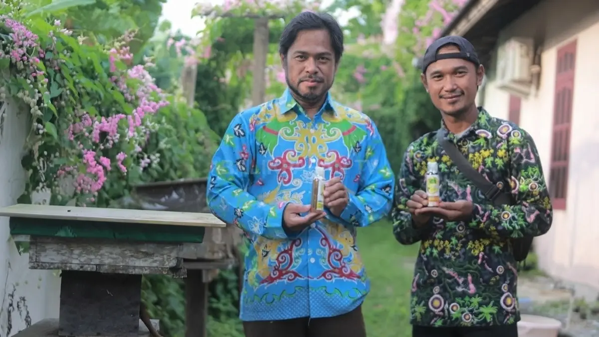 Ahmad Jais dan Supriyanto memperlihatkan madu mentah hasil budidaya lebah kelulut berkualitas di Penajam (DOK. Ahmad Maki/KP)