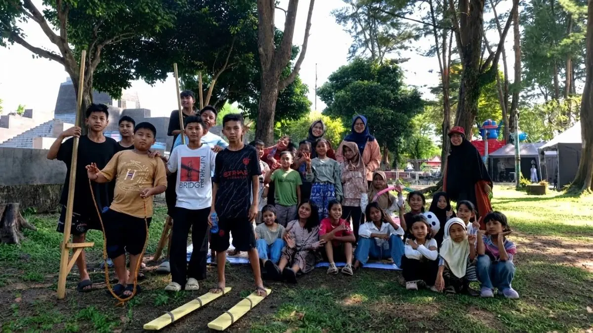 Anak-anak bermain bakiak panjang di Basecamp Wira Charity Teman Bertumbuh sebagai upaya mengurangi ketergantungan gadget.