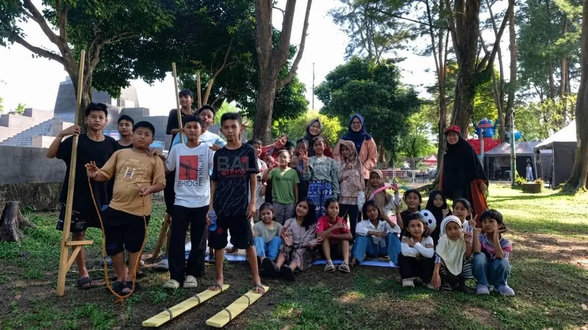 Anak memainkan egrang bambu dan bakiak panjang bersama melatih kerja sama keceriaan sekaligus kebugaran sosial (DOK. Nuron Setya Wijaya/KP)