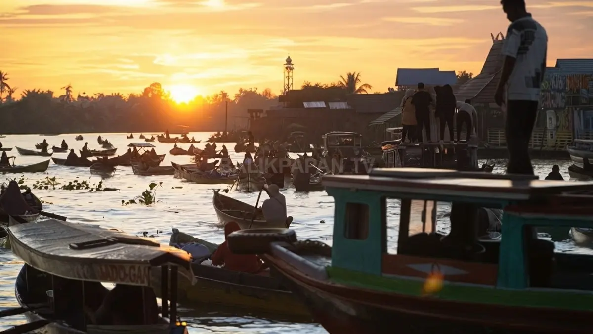 Deretan perahu jukung pedagang perempuan (Acil) yang memadati kawasan perairan Pasar Terapung Lok Baintan saat fajar. (BTV/Ai)