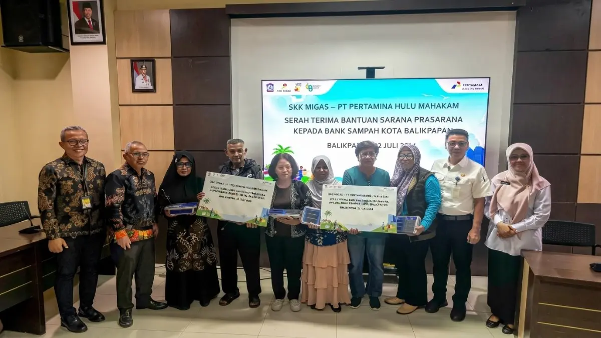 DLH Balikpapan bersama PT Pertamina Hulu Mahakam menyerahkan bantuan CSR kepada puluhan Bank Sampah untuk memperkuat ekonomi sirkular.