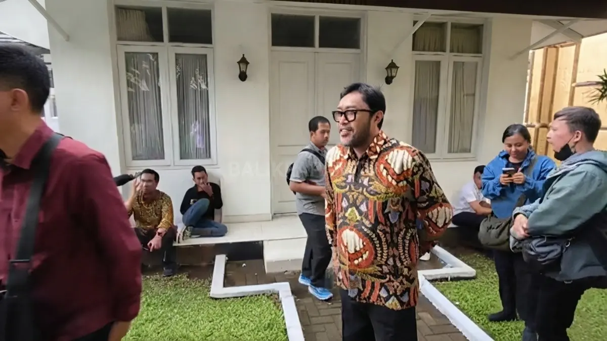 KPK menggeledah rumah politisi Ono Surono terkait penyidikan dugaan kasus suap proyek di Bekasi. (BTV/AI)