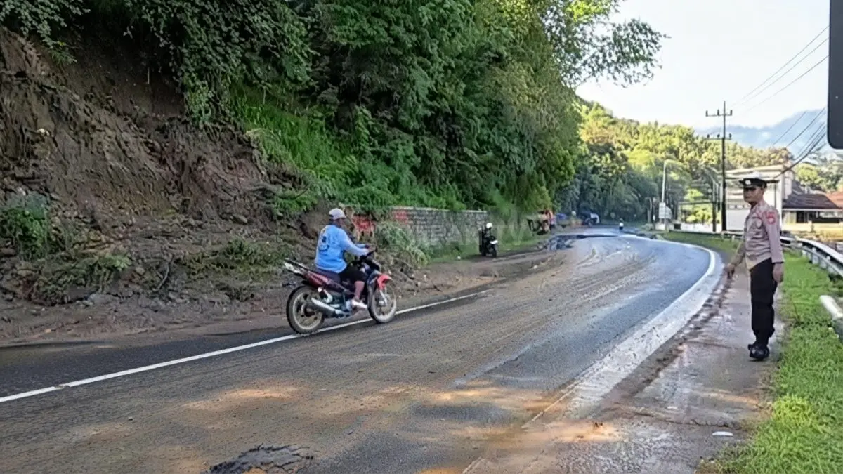 Longsor menutup akses jalan utama Ponorogo–Pacitan, sementara petugas mempercepat penanganan demi memulihkan konektivitas masyarakat dan logistik. (BTV/AI)