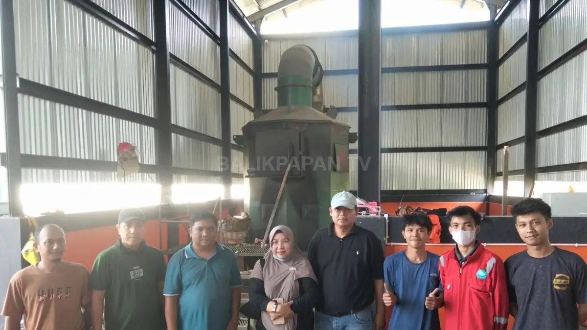 Muhammad Taufiq Fajar bersama tim meninjau insinerator sebagai bagian evaluasi operasional pengolahan sampah aman (DOK. DENNY SAPUTRA/KP)