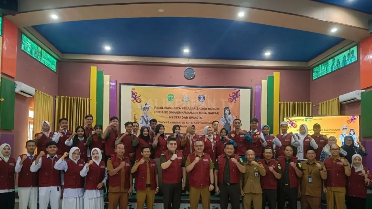 Para pemenang Duta Pelajar Sadar Hukum Kutai Kartanegara berfoto usai menerima penghargaan mewakili Kaltim 2026 (DOK. BAYU ROLLES/KP)