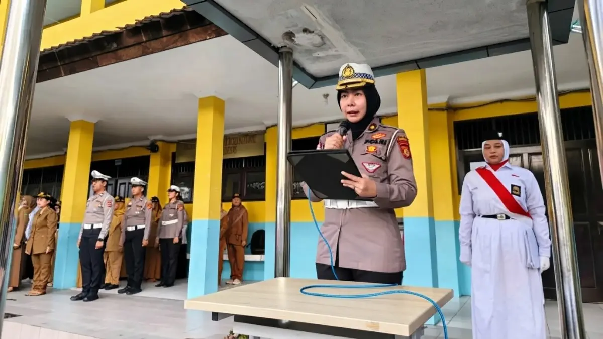 Personel Ditlantas Polda Kaltim menjadi inspektur upacara dan mengedukasi pelajar Balikpapan tentang keselamatan berlalu lintas.