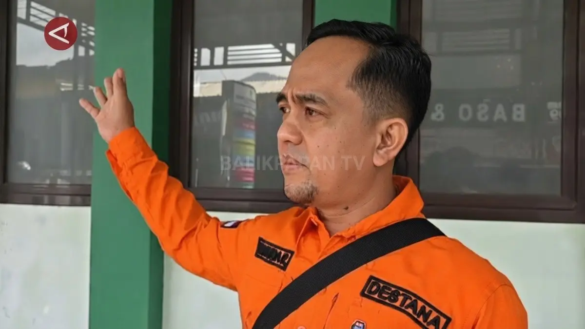 Petugas mempercepat penanganan longsor Ponorogo–Pacitan melalui pembersihan material, alat berat, dan penyemprotan badan jalan licin. (BTV/AI)
