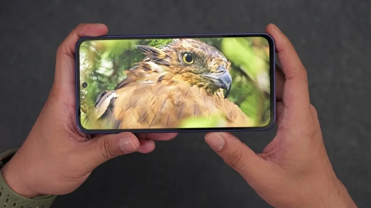 Samsung Galaxy A27 menghadirkan layar AMOLED 120 Hz dengan punch-hole modern dan warna akurat memanjakan mata. [BTV:AI]