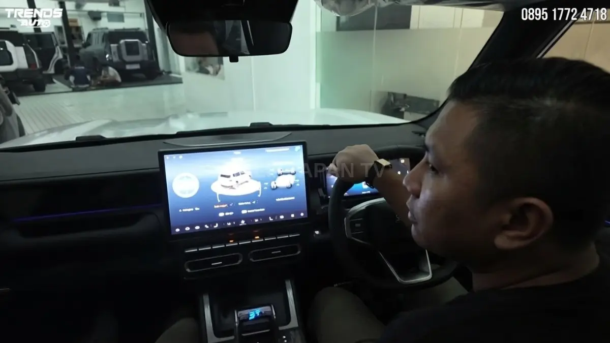 Sistem hybrid menampilkan baterai, mode berkendara, regenerative braking, dan estimasi jarak tempuh secara real-time akurat. [BTV:AI]