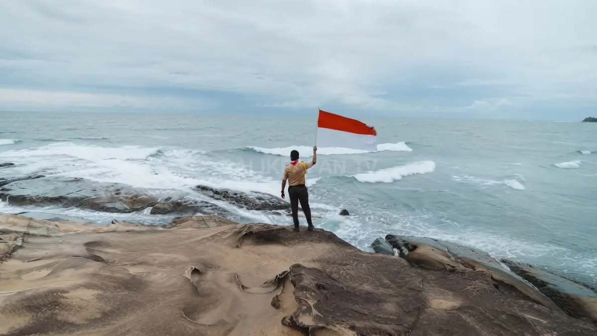 Tim penjelajah mengenakan seragam Pramuka saat berada di monumen Tanjung Simpang Mengayau Tip of Borneo. (BTV/Ai)