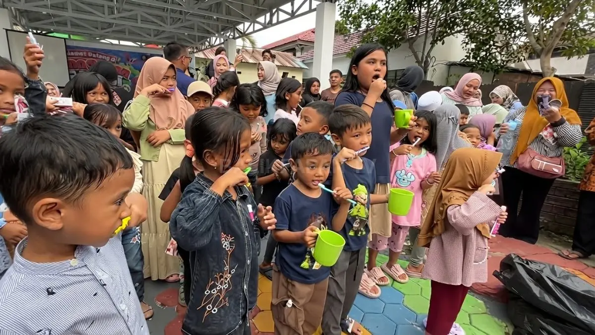 Anak-anak belajar teknik menyikat gigi yang benar melalui praktik langsung bersama tenaga kesehatan agar kebiasaan sehat dapat diterapkan setiap hari. (Sumber: Balikpapan TV)