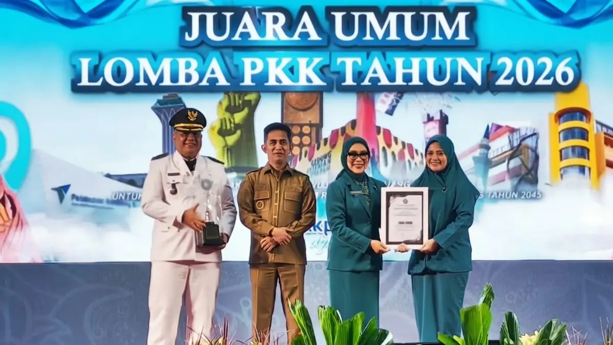 Camat Balikpapan Selatan Muhammad Hakim dan Ketua TP PKK Nabila Hakim menerima trofi juara umum HKG PKK ke-54.