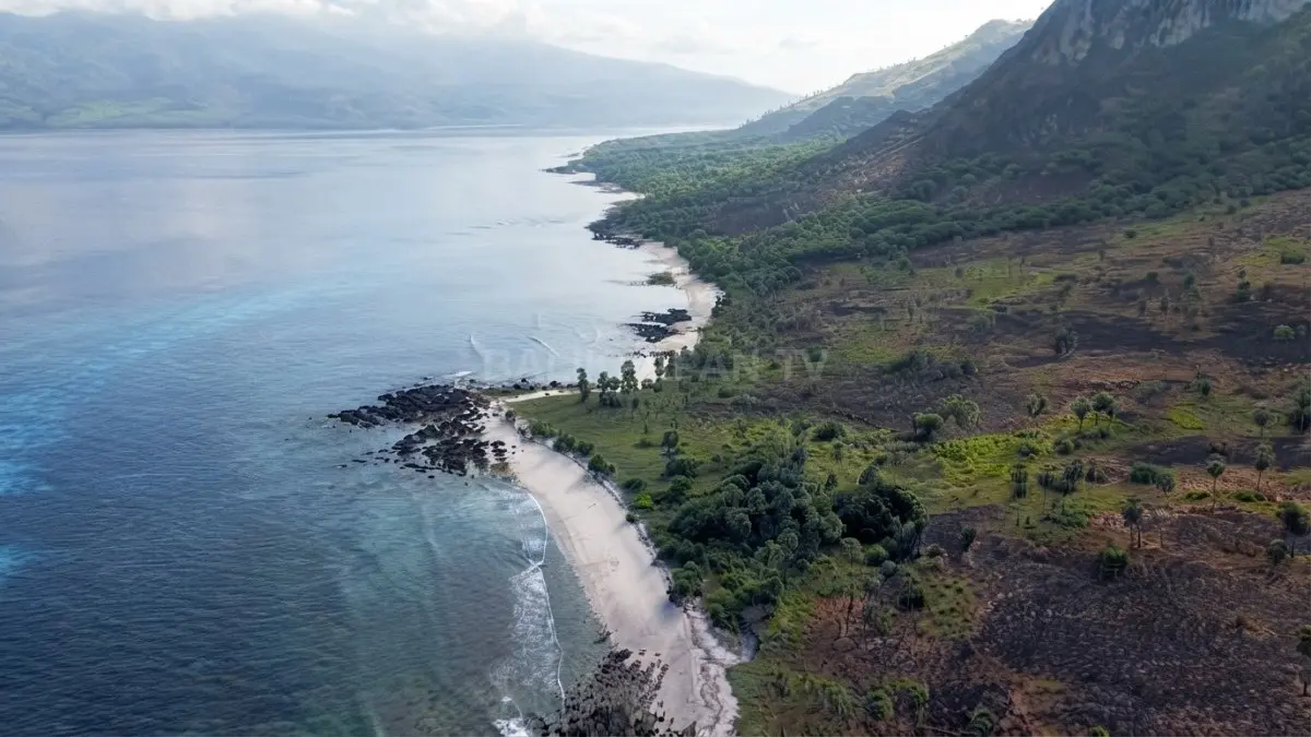 Keindahan pemandangan Pulau Molas dari ketinggian menyajikan panorama laut jernih yang sangat memukau mata. (BTV/Ai)