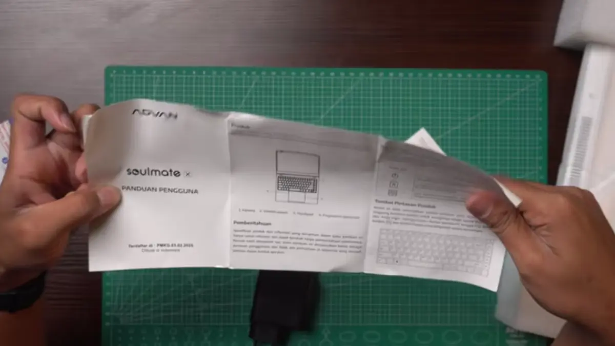 Label spesifikasi AMD 3020E, panduan aktivasi Windows, dan adaptor USB-C ringan menjadi sorotan awal unboxing. [BTV:AI]