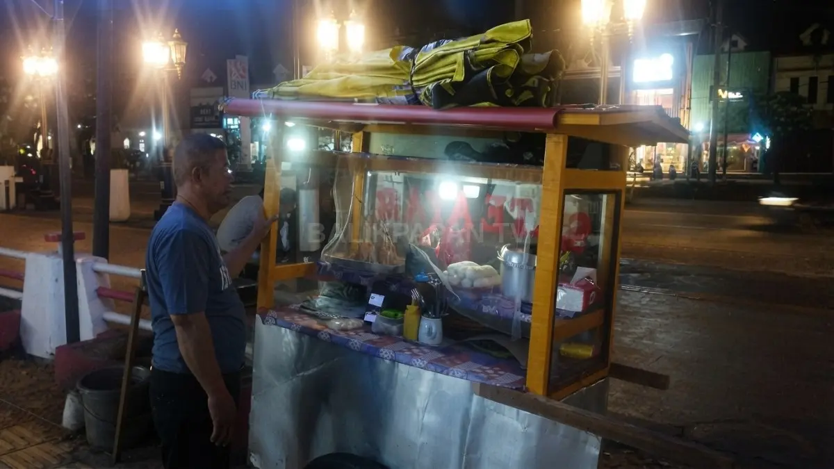 Pak Nur konsisten berjualan sate ayam sejak 2018 di MT Haryono melayani pelanggan setiap hari. [BTV:AI]