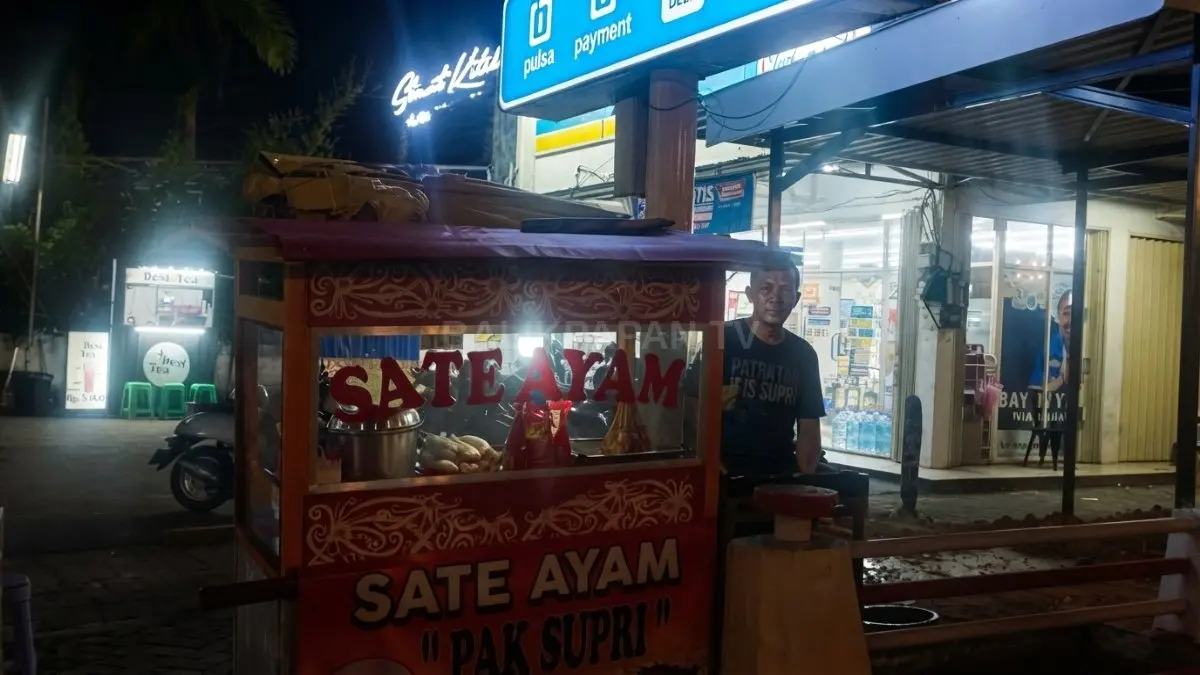 Pak Nur mempertahankan usaha sate ayam sejak 2018 melayani kuliner malam warga Balikpapan konsisten hingga [BTV:AI]