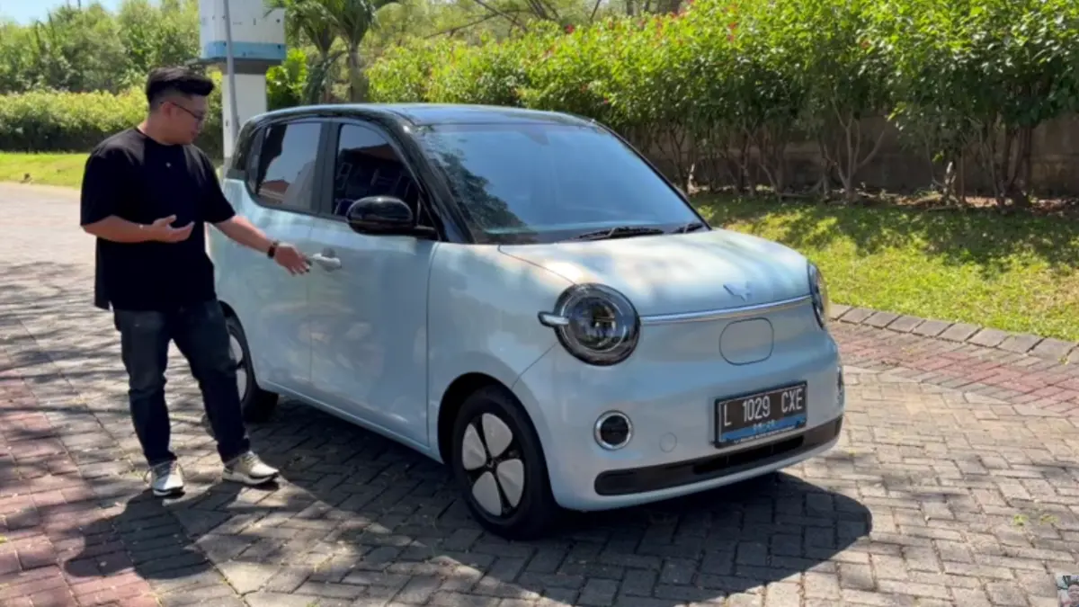Wuling Aira EV tampil lebih modern dengan empat pintu, kabin lega, siap menunjang mobilitas perkotaan harian nyaman. [BTV:AI]