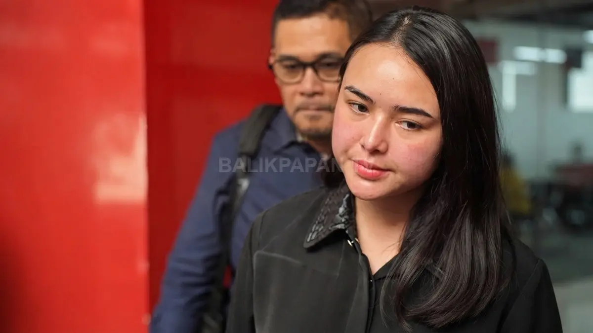 Amanda Manopo saat memberikan keterangan kepada awak media terkait laporan dugaan penggelapan dana. (BTV/AI)