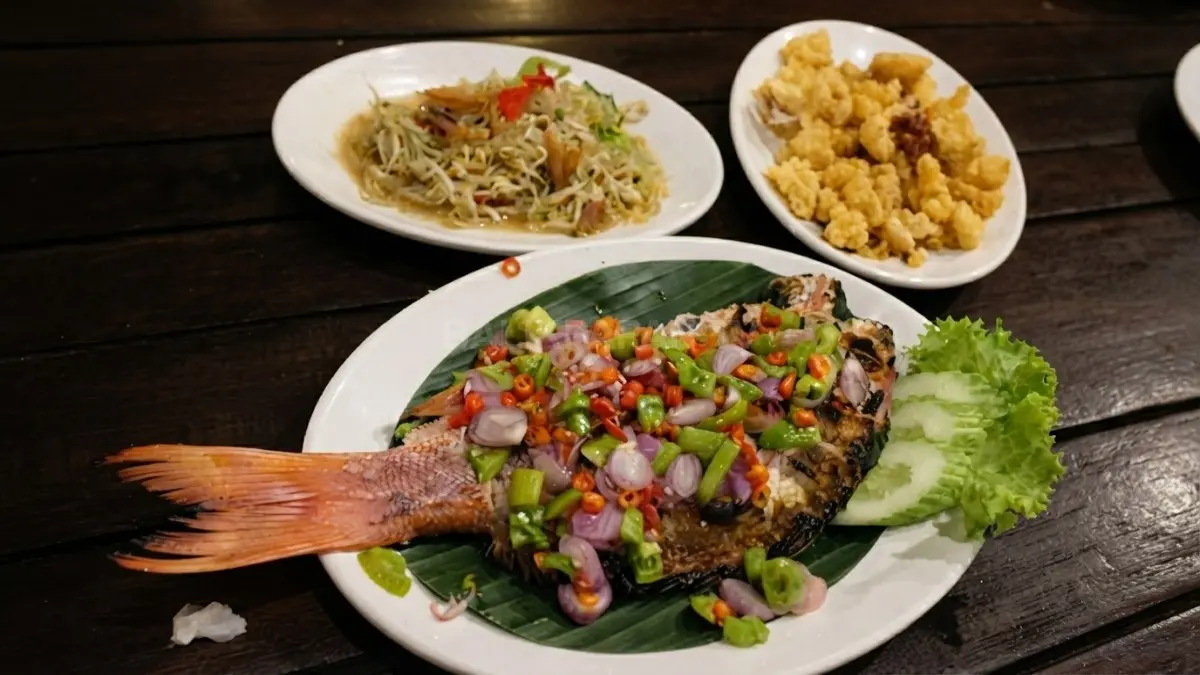 Biru Lautan Restaurant menyajikan hidangan seafood dengan panorama laut yang menjadi daya tarik kuliner di Balikpapan. (BTV/Ai)