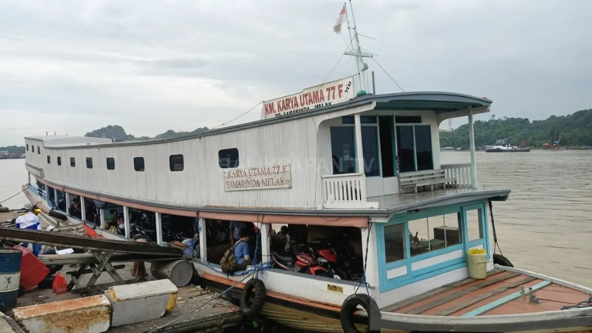Bus air Sungai Mahakam mengangkut penumpang sekaligus logistik, menjadi jalur distribusi penting bagi masyarakat. (BTV/Ai)