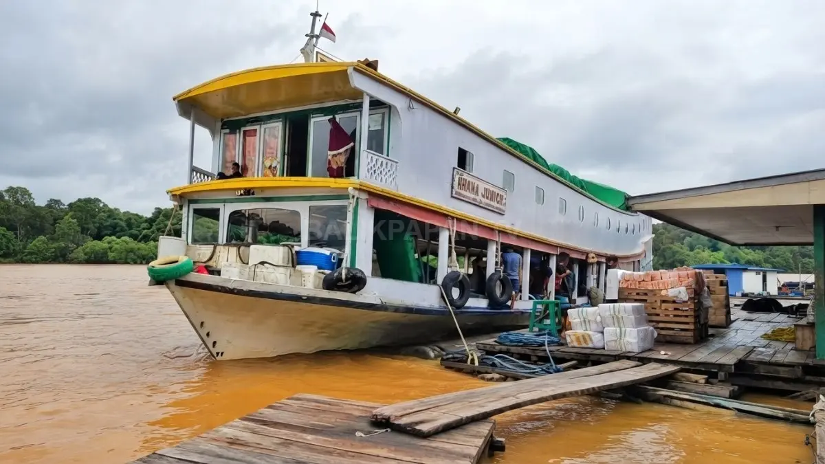 Bus air Sungai Mahakam tetap menjadi transportasi andalan yang menghubungkan Samarinda dan Melak melalui jalur sungai. (BTV/Ai)