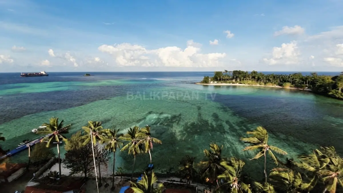 Hamparan pasir putih dan laut jernih menjadikan Pulau Samber Gelap destinasi bahari yang memukau. (BTV/Ai)