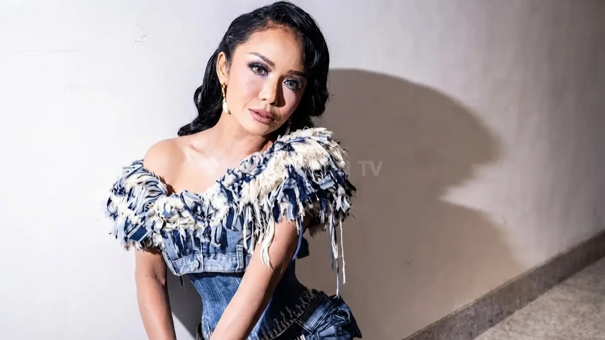 Kris Dayanti memberikan klarifikasi mengenai isu kehamilan ketiga Aurel Hermansyah. (BTV/AI)