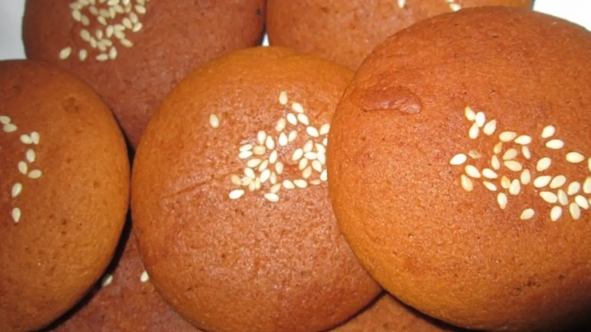 Kue Ilat Sapi khas Kutai memiliki bentuk memanjang dengan cita rasa manis legit yang khas. (BTV/AI)