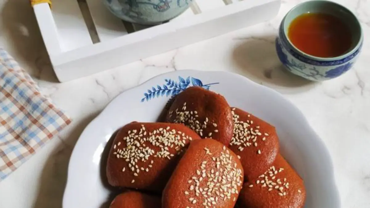 Kue Ilat Sapi menjadi camilan tradisional yang cocok dinikmati bersama teh hangat maupun kopi setiap hari. (BTV/AI)