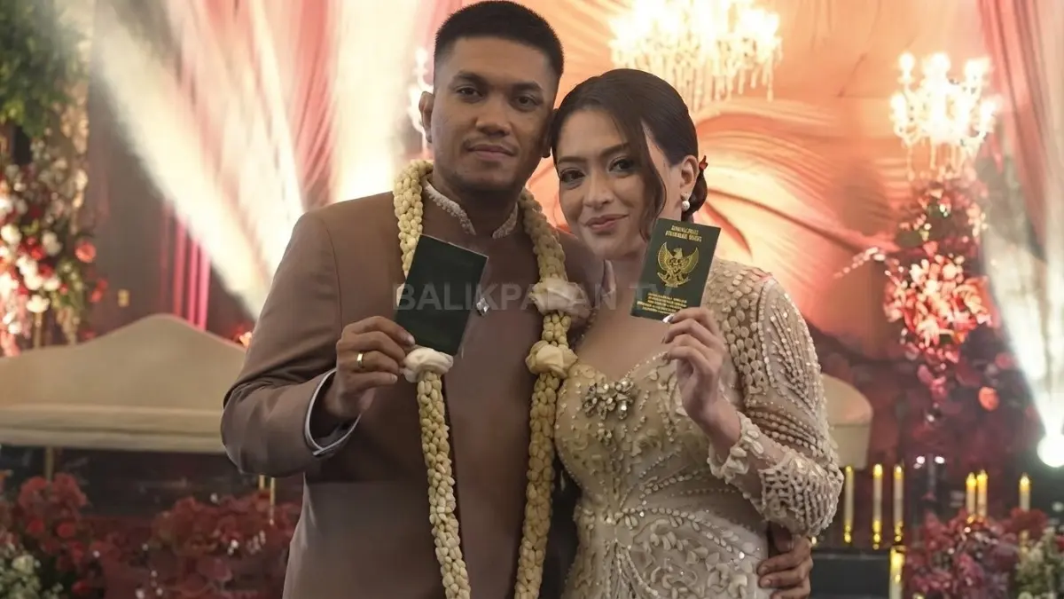Nathalie Holscher dan Aripat menjalani prosesi akad nikah di Ballroom Swasana Lippo Kuningan Jakarta Selatan. (BTV/AI)
