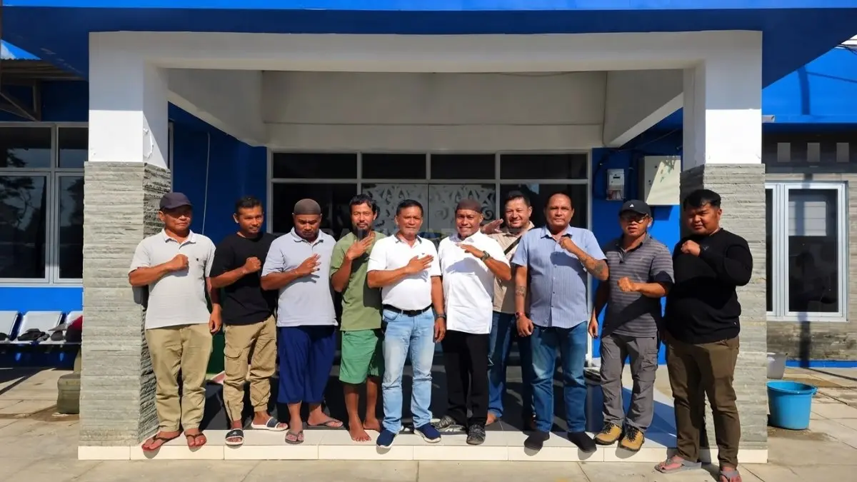 Pengurus ASRI Mahakam Ulu berfoto usai audiensi memperkuat penataan transportasi sungai yang lebih tertib (DOK. JODY DAN ADV/KP)
