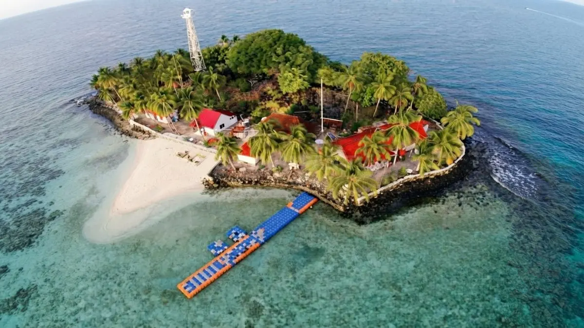 Perjalanan menuju Pulau Samber Gelap menyuguhkan pengalaman laut dan panorama pantai berpasir putih yang memikat. (BTV/Ai)