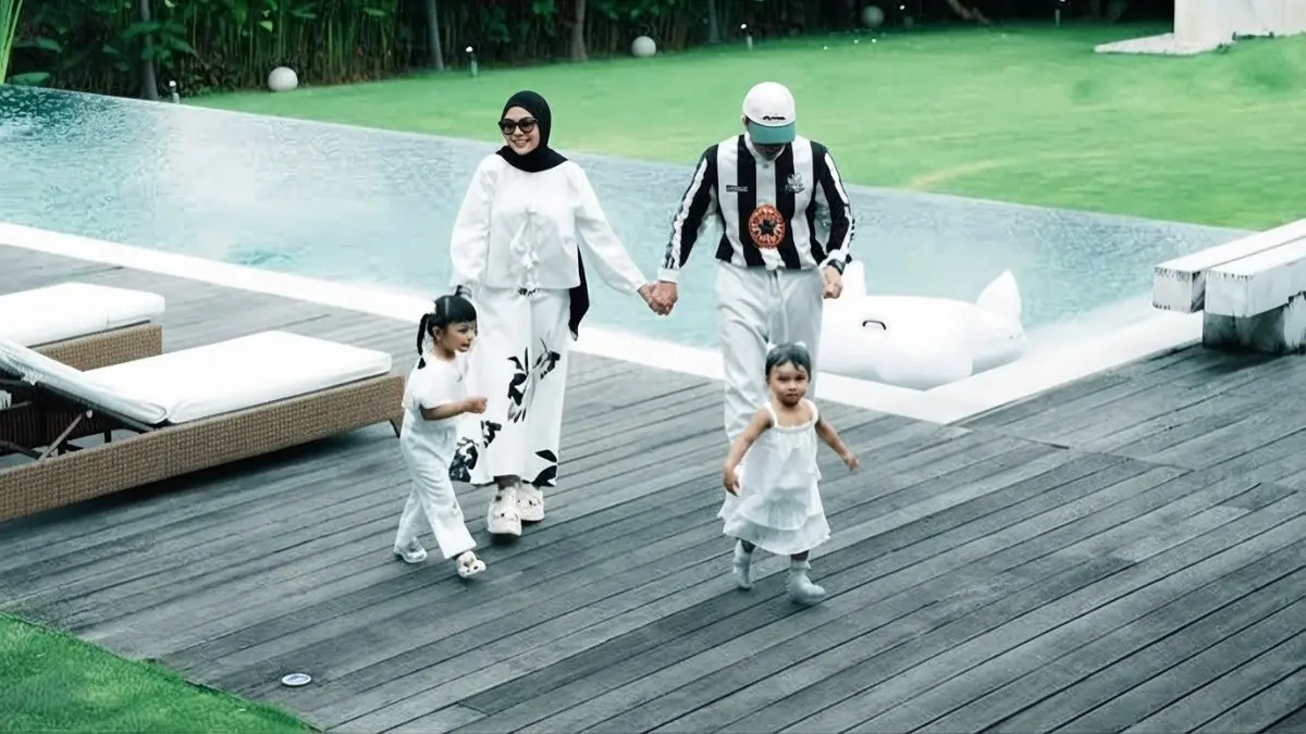 Potret kebersamaan Aurel Hermansyah, Atta Halilintar, dan kedua putri mereka. (BTV/AI)