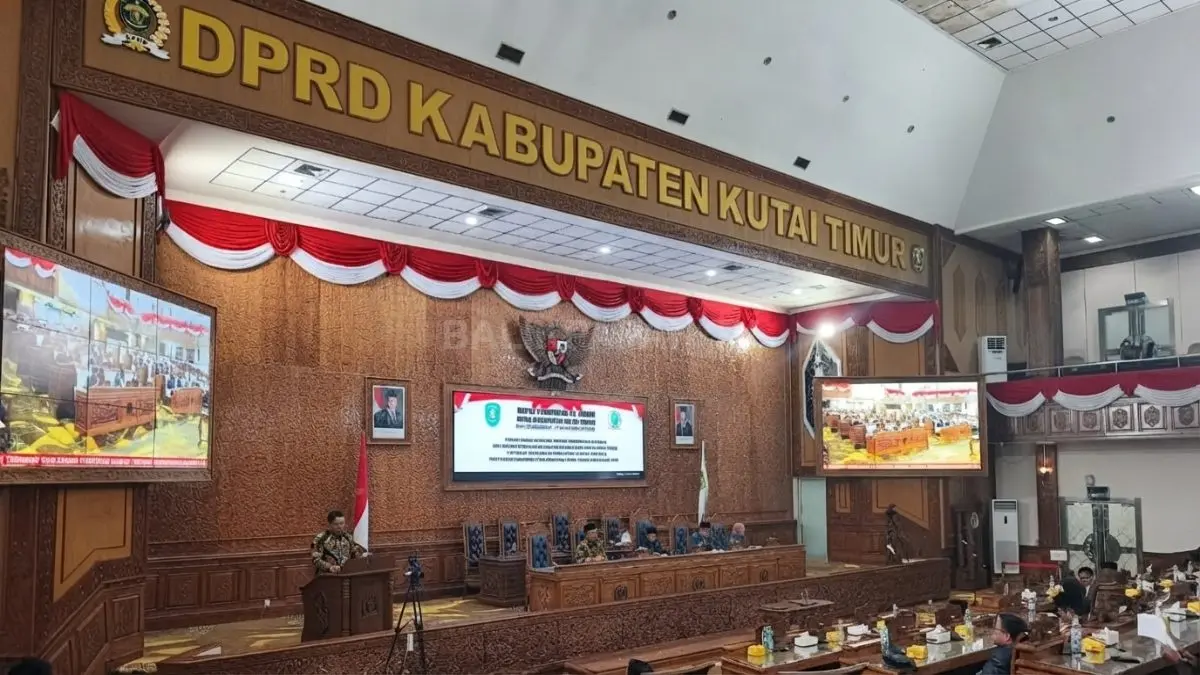 Rapat Paripurna DPRD Kutai Timur membahas pertanggungjawaban APBD 2025 beserta evaluasi PAD daerah menyeluruh (DOK. JUFRIADI/KP)