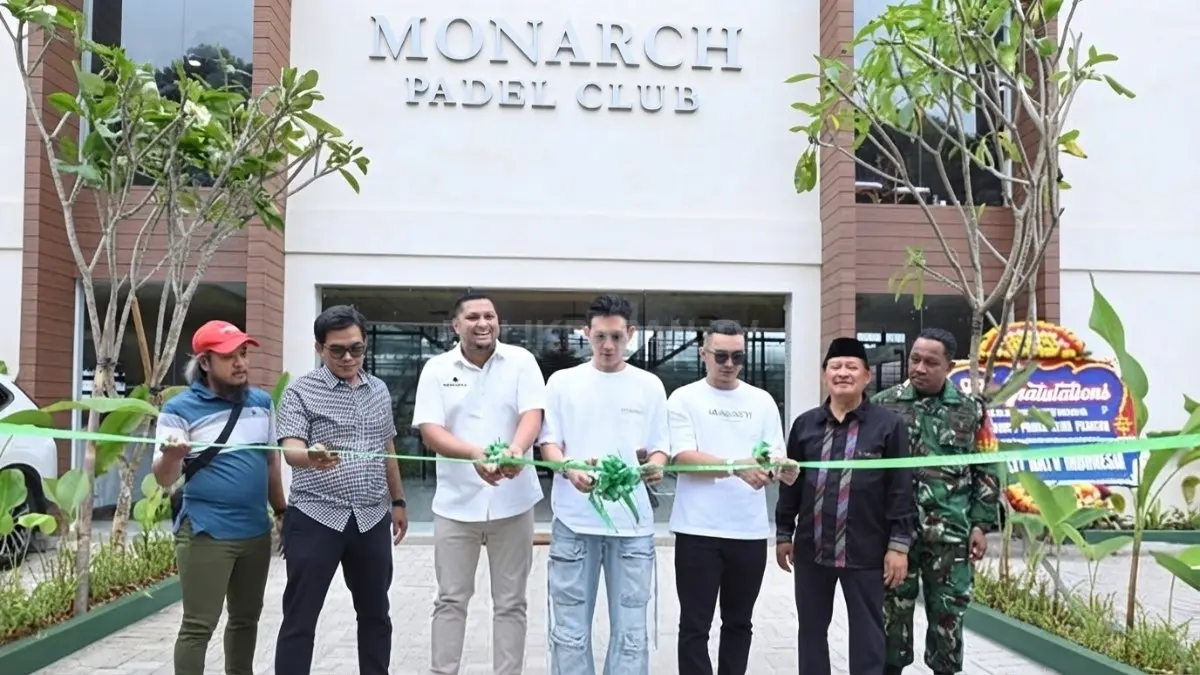 Rezky Aditya saat berada di salah satu lapangan Monarch Padel bersama komunitas olahraga. (BTV/AI)