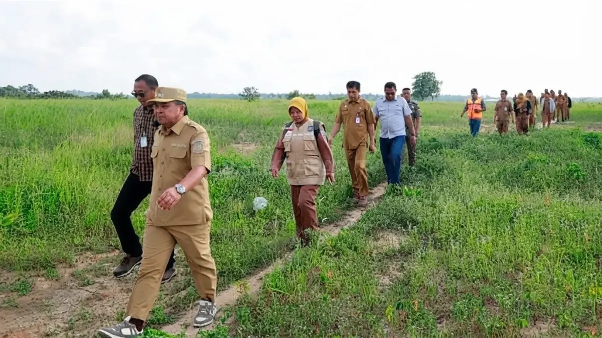 Wakil Wali Kota Agus Haris meninjau lokasi rencana pembangunan Sekolah Rakyat bersama perusahaan pendukung Bontang (DOK. ADIEL KUNDHARA/KP)