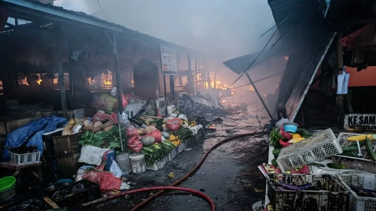 Asap hitam membumbung tinggi akibat kebakaran yang melanda Pasar Sepinggan Balikpapan. (BTV/AI)
