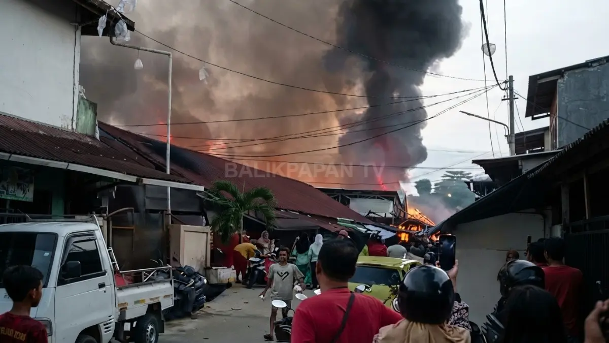 Asap tebal membumbung dari lokasi kebakaran di Jalan Sepinggan Baru saat proses pemadaman berlangsung. (BTV)