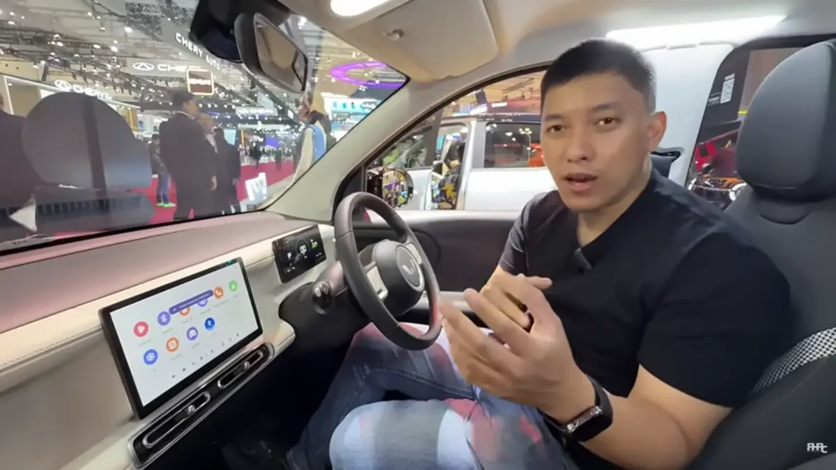 Desain baru Wuling Aira EV menghadirkan empat pintu, bagasi fungsional, dan tampilan modern untuk mobil perkotaan. [BTV:AI]