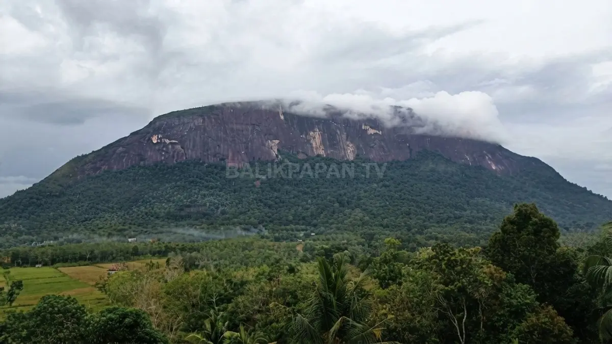 Perjalanan Dennis Lat dari Sarawak mengenal budaya Dayak, Bukit Kelam, dan Festival Keling Kumang di Kalimantan Barat. (BTV/Ai)