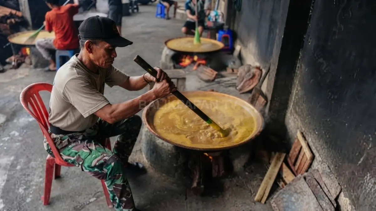 Proses memasak lempok berlangsung berjam-jam sambil terus diaduk hingga bertekstur padat. (BTV/AI}