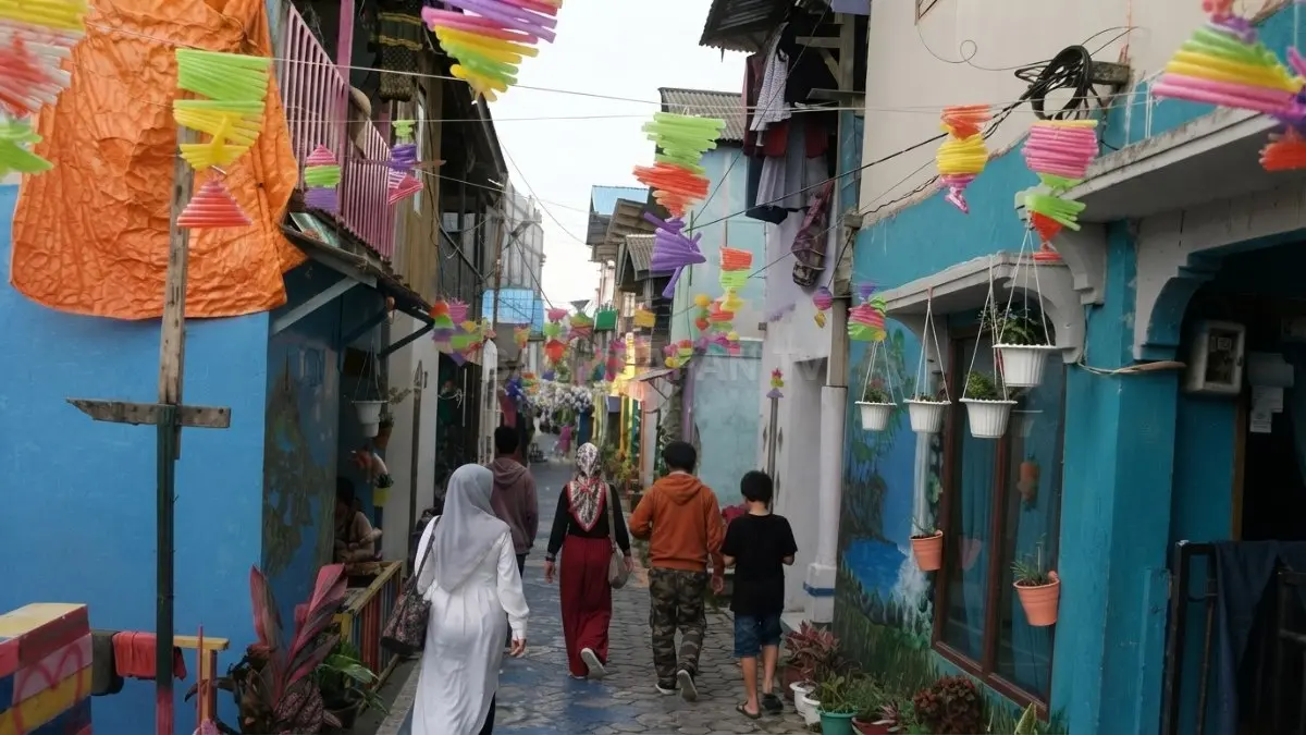 Deretan rumah warna-warni di Kampung Pinisi Balikpapan mempercantik kawasan pesisir sekaligus menjadi daya tarik wisata. (BTV/AI)