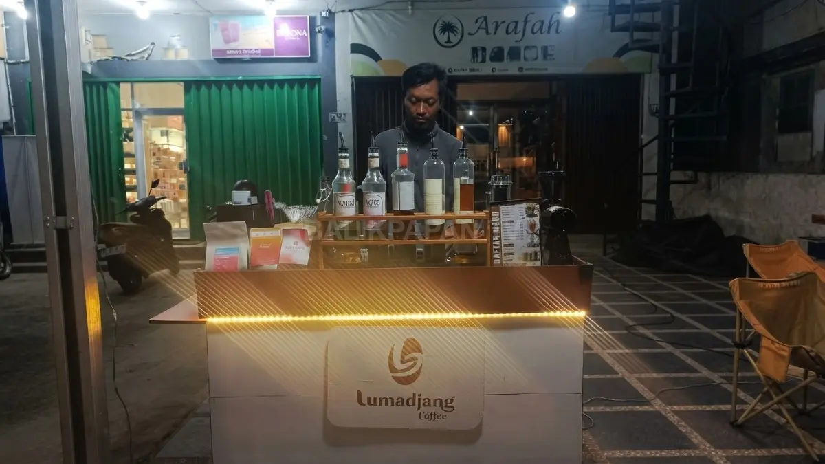 Interior Lumadjang Coffee menghadirkan ruang santai untuk pelanggan menikmati waktu bersama. (BTV/AI)