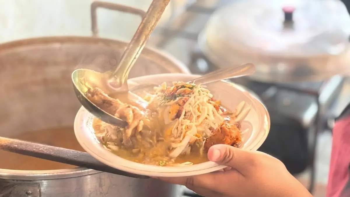 Menu primadona Soto Banjar Acil Ipah menghadirkan kuah gurih ayam empuk bercita rasa khas Kalimantan Selatan (AHLA/BTV)