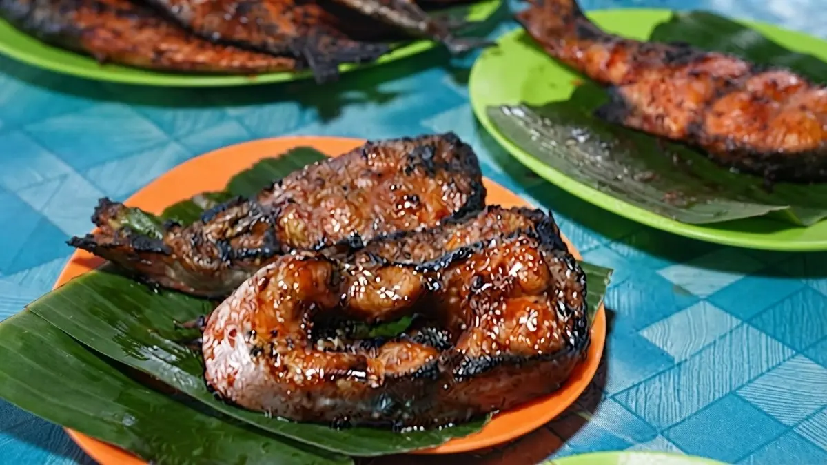 Patin bakar jumbo tersaji di Jukung Julak tepi Sungai Martapura bercita rasa tradisional khas Banjarmasin. (BTV/AI)
