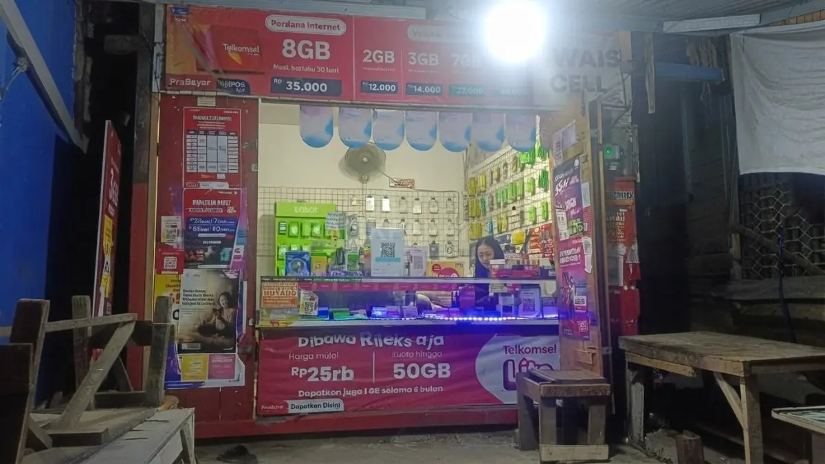 Pemeriksaan tampilan depan konter memastikan tata letak produk terlihat rapi, menarik, dan mudah diakses. (BTV/Ai)