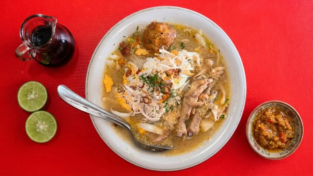 Soto Banjar menjadi menu utama berkat cita rasa autentik warisan keluarga yang dicintai pelanggan setia. (AHLA/BTV)